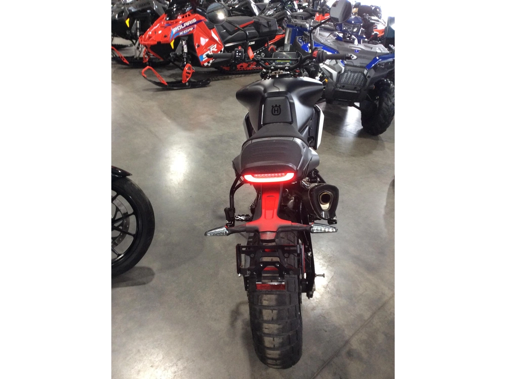 Husqvarna Svartpilen 801 2025 alt