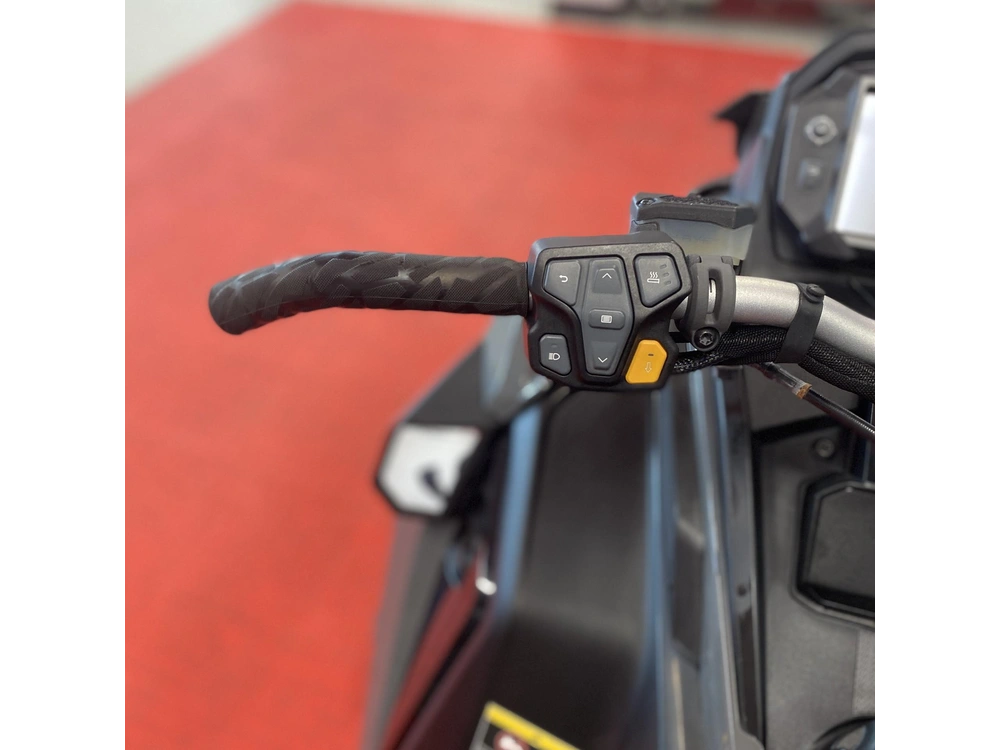 2025 Polaris 650 Indy Adventure 137 alt