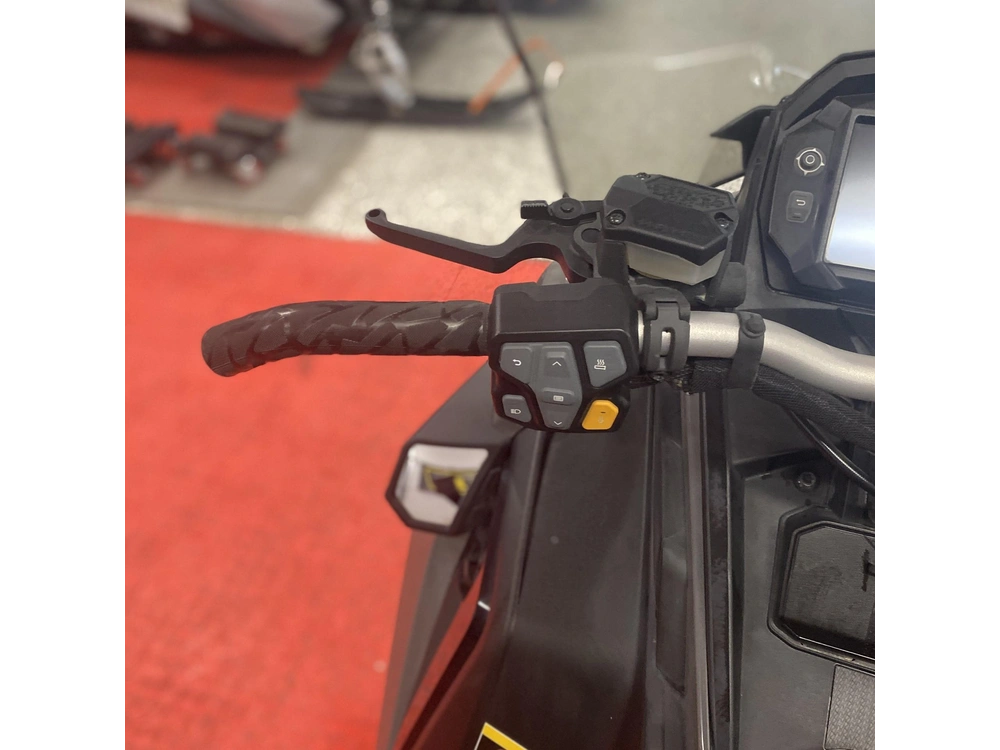 2025 Polaris 650 Indy Adventure 137 alt