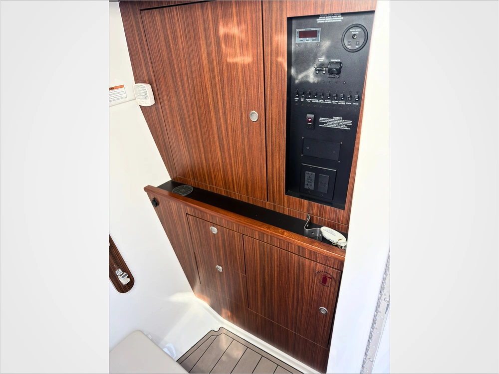 2021 Pursuit Dc 326 alt