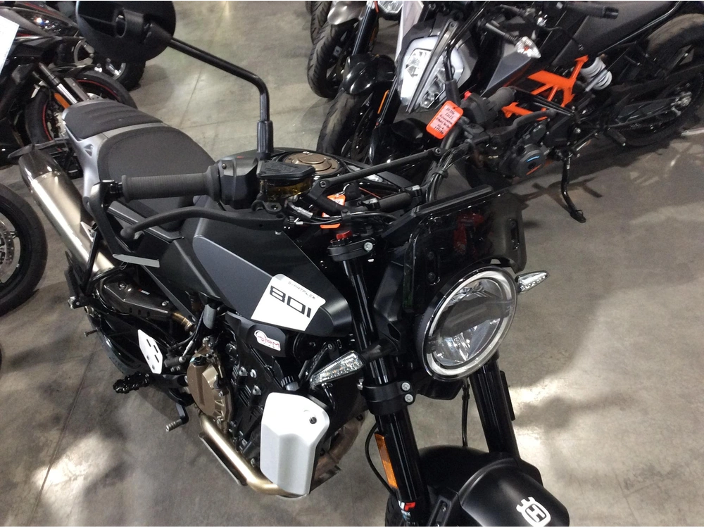 Husqvarna Svartpilen 801 2025 alt