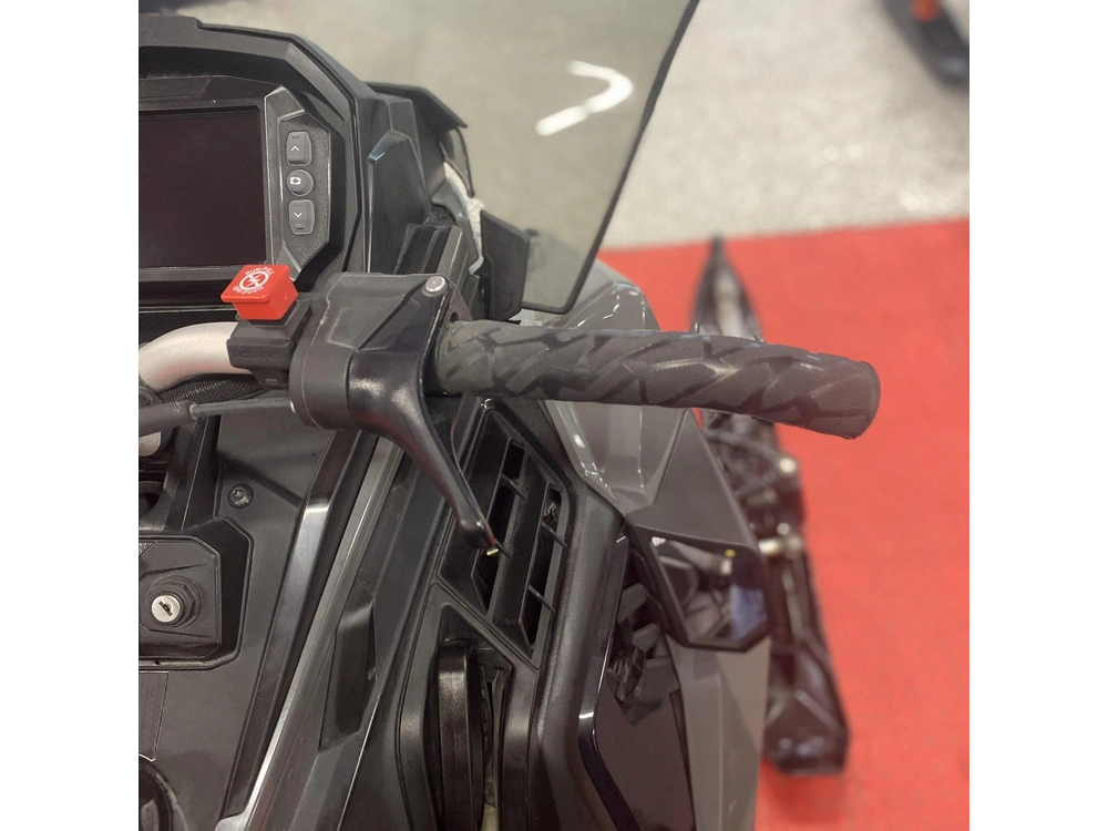 2025 Polaris 650 Indy Adventure 137 alt