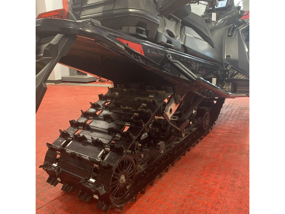 2025 Polaris 650 Indy Adventure 137 alt