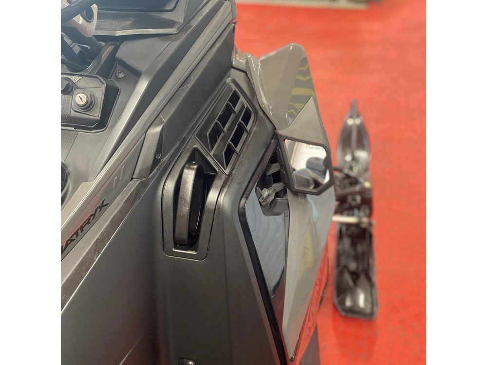 2025 Polaris 650 Indy Adventure 137 alt