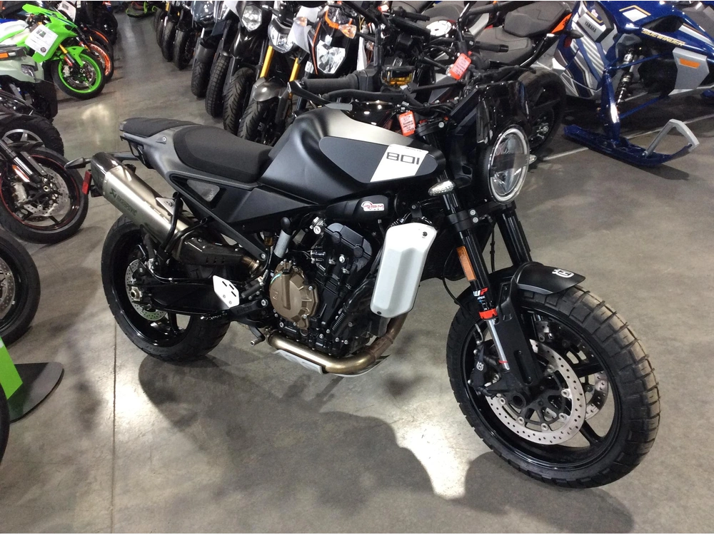 Husqvarna Svartpilen 801 2025 alt