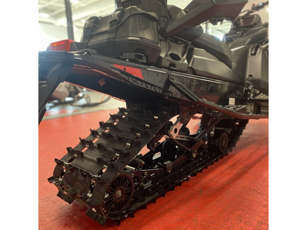 2025 Polaris 650 Indy Adventure 137 alt