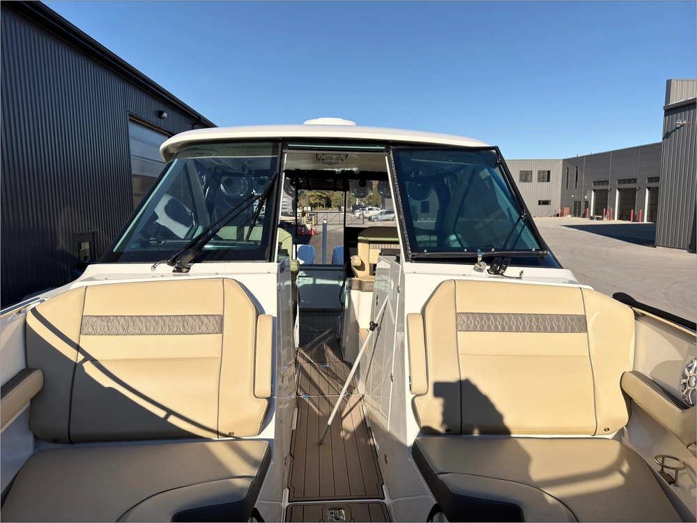 2021 Pursuit Dc 326 alt