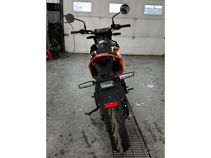 2025 KTM 390 SMC R thumbnail 3
