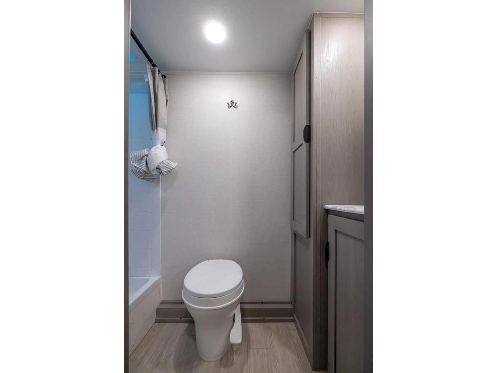 2026 Forest River Viking 25qbh alt