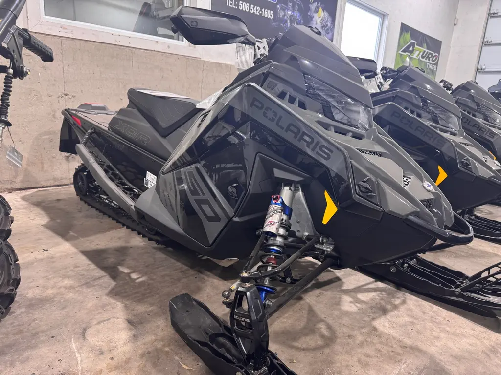 2025 Polaris Indy 650 XCR 136 SHADOW GRAY & GLOSS BLACK