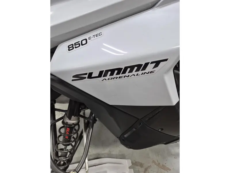 2025 Ski-Doo Summit Adrenaline 154 2.5" es