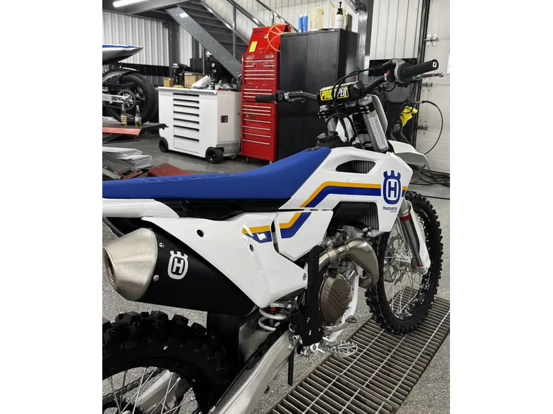 2023 Husqvarna FC 450 HERITAGE thumbnail 9