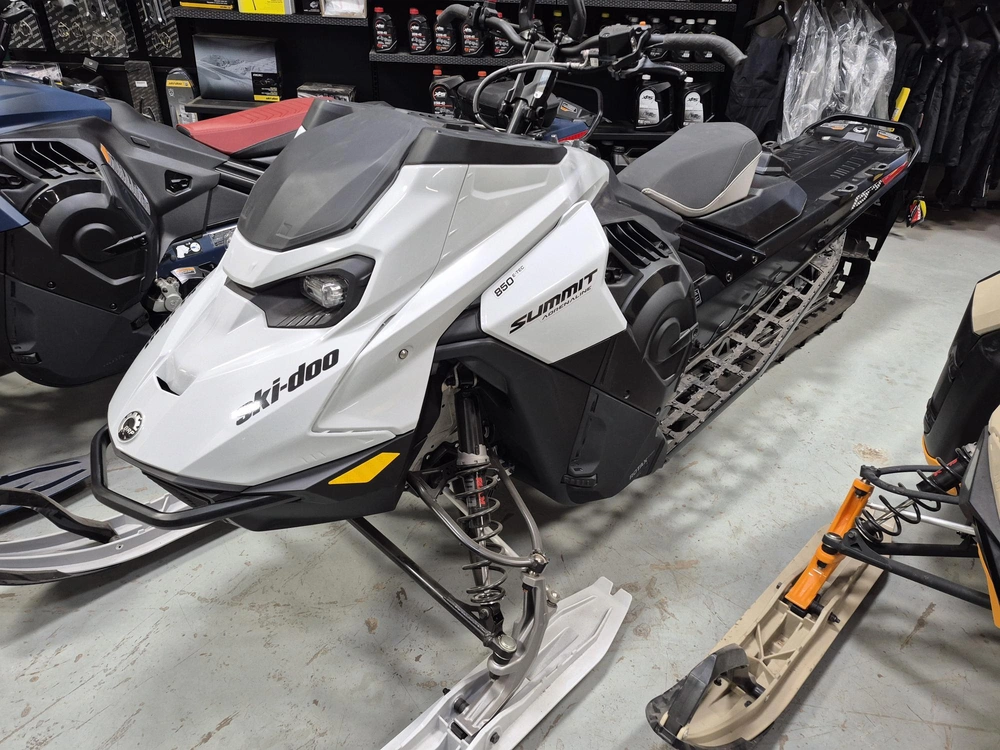 2025 Ski-doo Summit Adrenaline 154 2.5" Es alt