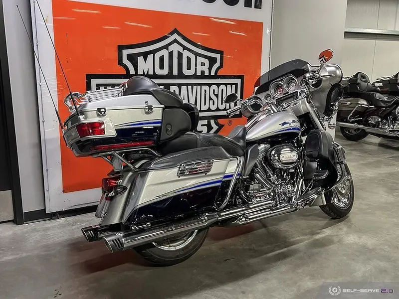 2009 Harley-Davidson FLHTCUSE CVO ULTRA CLASSIC thumbnail 4