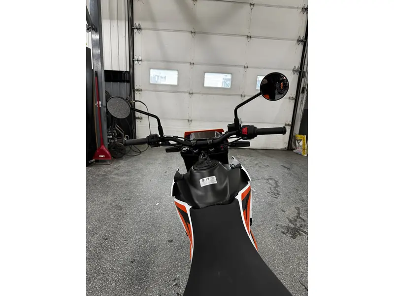 2025 KTM 390 SMC R thumbnail 10
