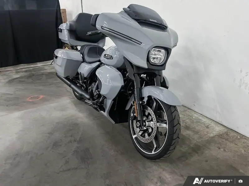 2025 Harley-Davidson FLHX - Street Glide® thumbnail 2