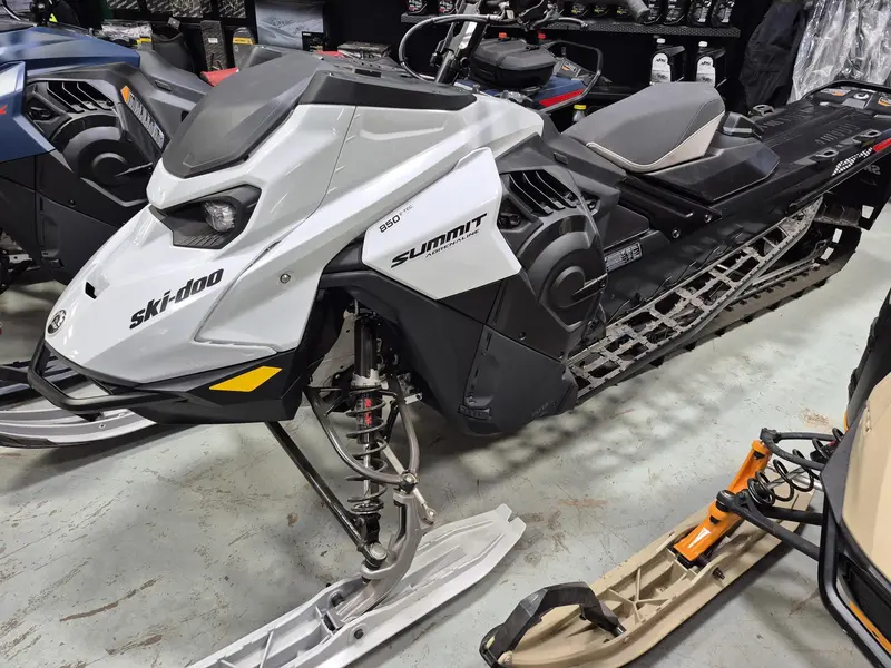 2025 Ski-Doo Summit Adrenaline 154 2.5" es