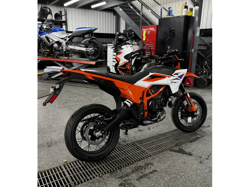 2025 KTM 390 SMC R thumbnail 2