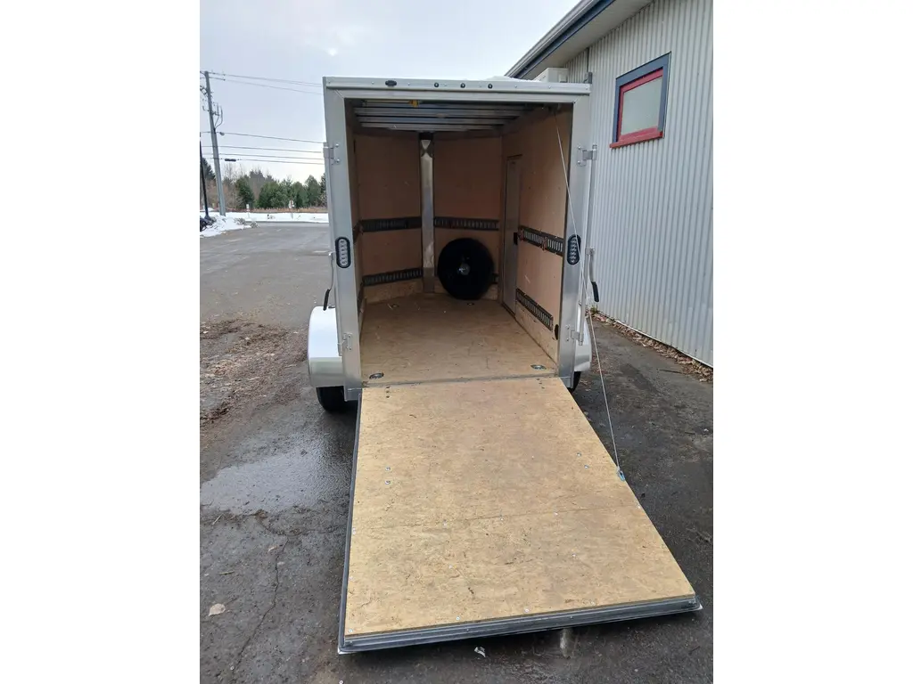 Autre REMORQUE FERMÉ 2025