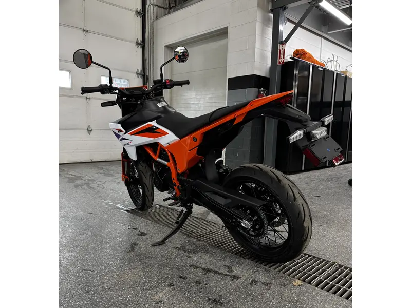 2025 KTM 390 SMC R thumbnail 4