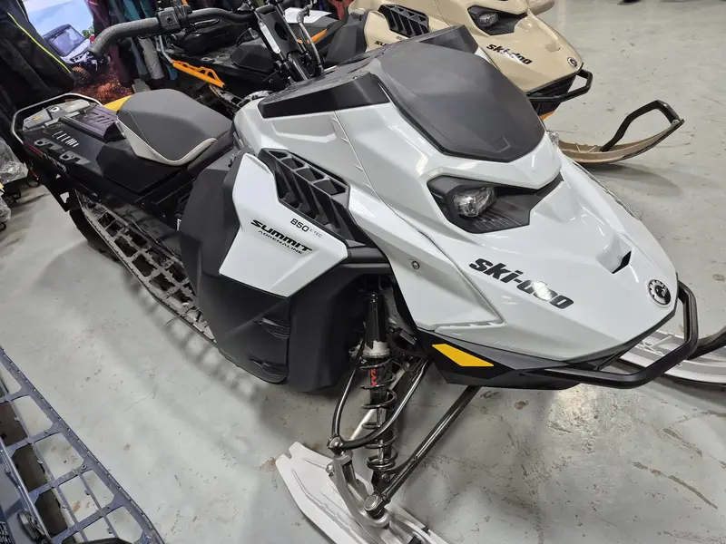 2025 Ski-Doo Summit Adrenaline 154 2.5" es