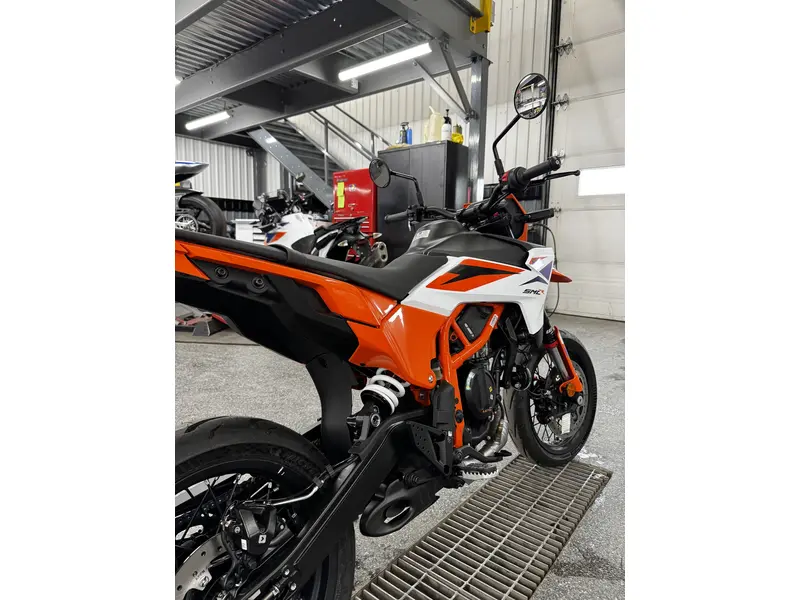 2025 KTM 390 SMC R thumbnail 9
