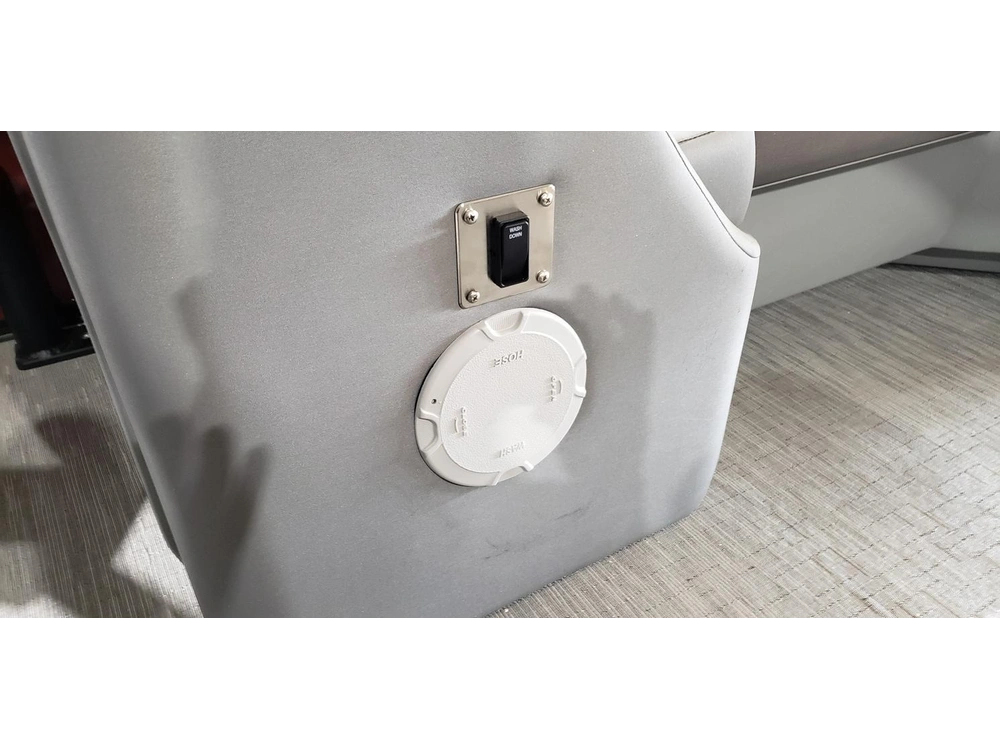 Bennington Marine 25lsrtdst 2023 alt