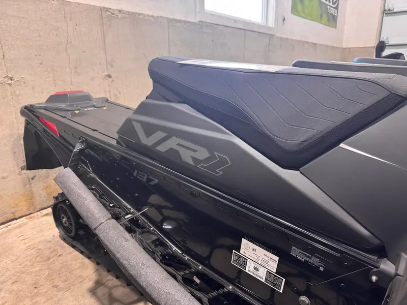 2025 Polaris INDYVR1 BOOST 137 Shadow Gray / Gloss Black