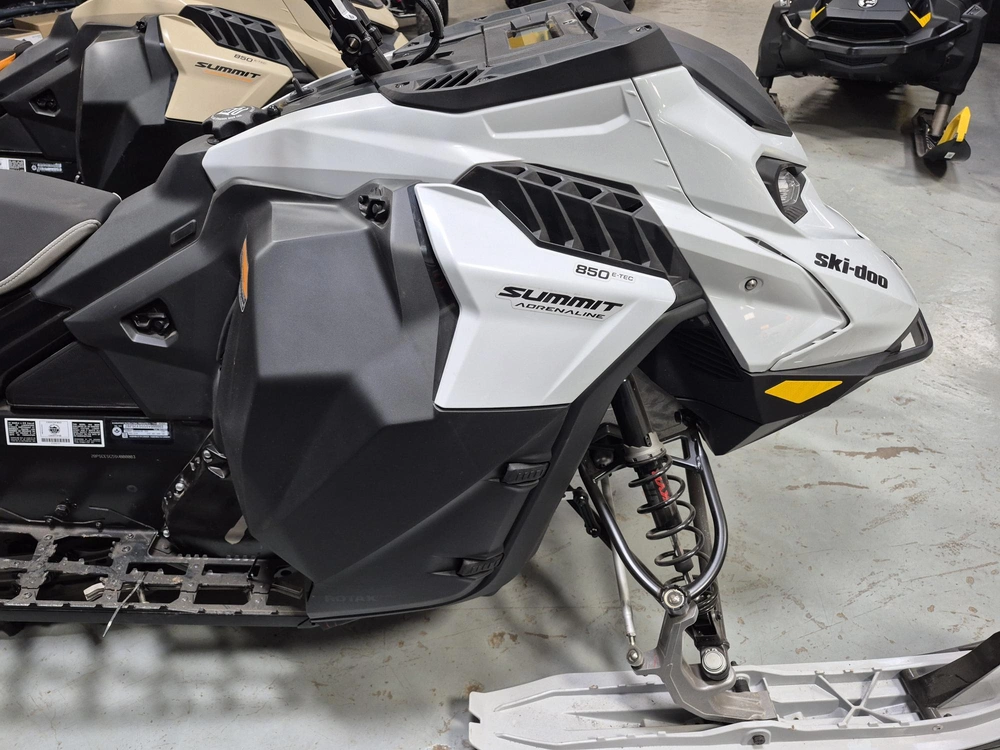 2025 Ski-doo Summit Adrenaline 154" 2.5 alt