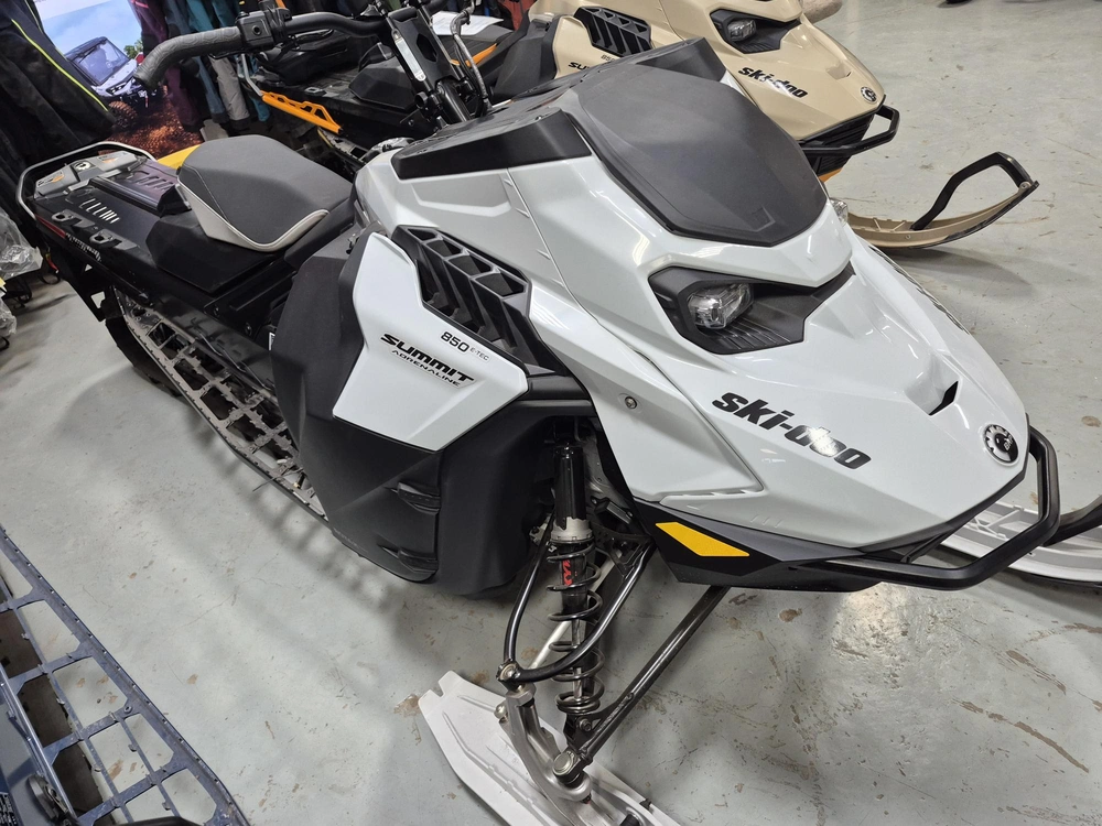 2025 Ski-doo Summit Adrenaline 154" 2.5 alt