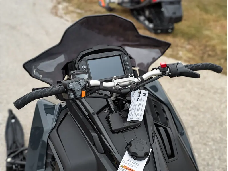 2026 Polaris 850 INDY XC 137 // Gloss Black/Blue Dusk