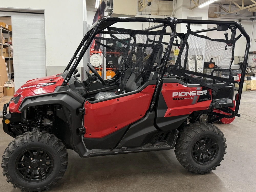 Honda Pioneer 1000 Deluxe 2025 alt