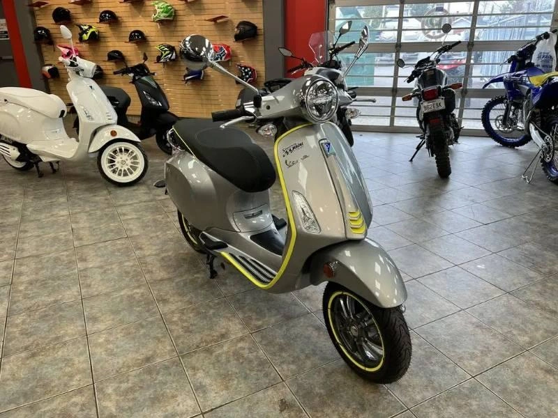 Vespa Vespa Elettrica 70km Giallo Lamp 2023 alt