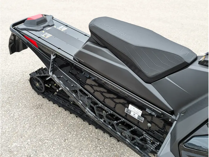 2026 Polaris 850 INDY XC 137 // Gloss Black/Blue Dusk