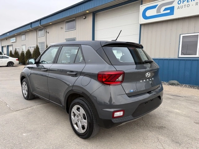 2025 Hyundai Venue Essential alt