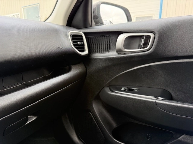 2025 Hyundai Venue Essential alt