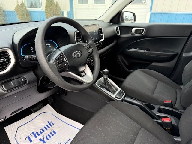 2025 Hyundai Venue Essential alt