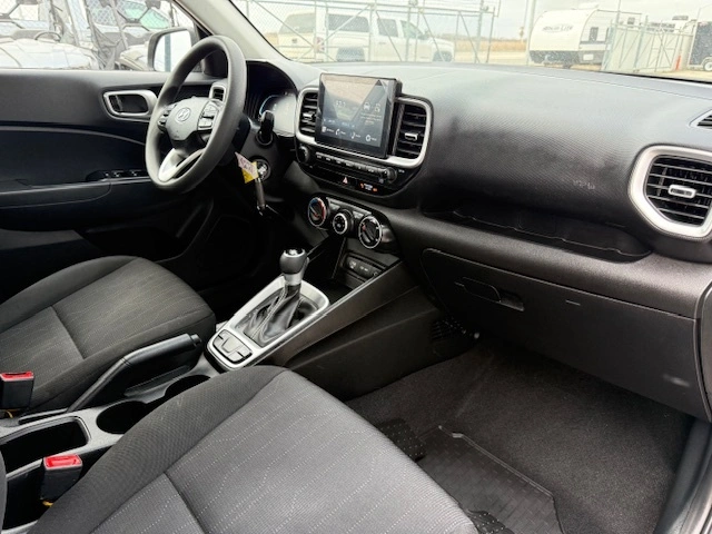 2025 Hyundai Venue Essential alt