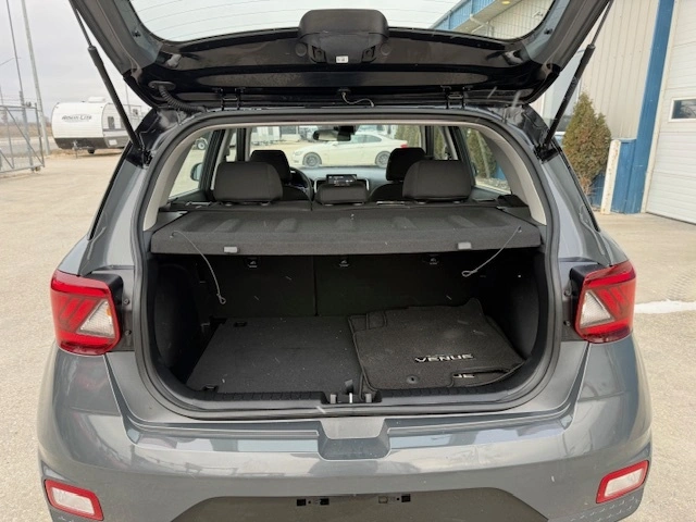 2025 Hyundai Venue Essential alt