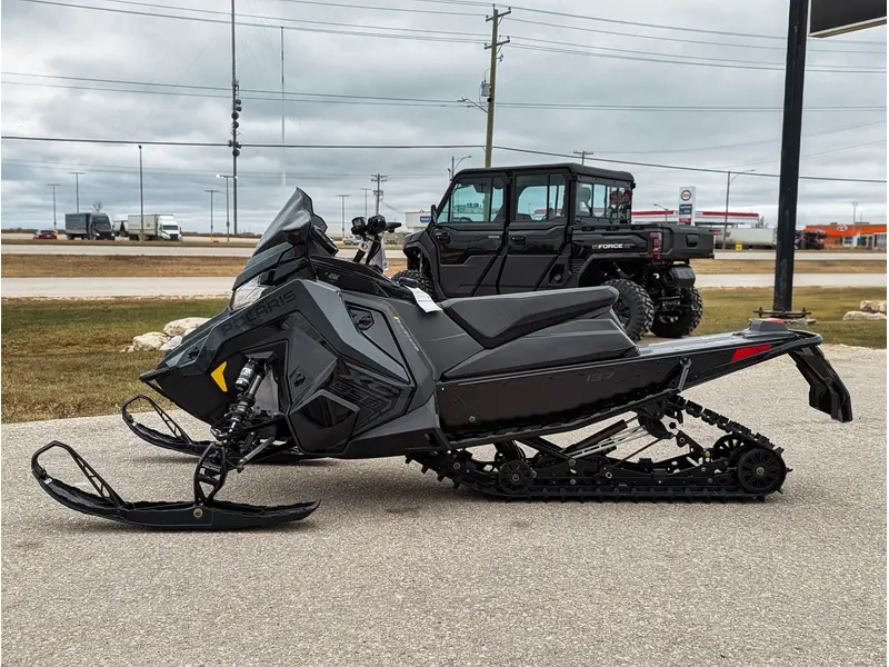 2026 Polaris 850 INDY XC 137 // Gloss Black/Blue Dusk