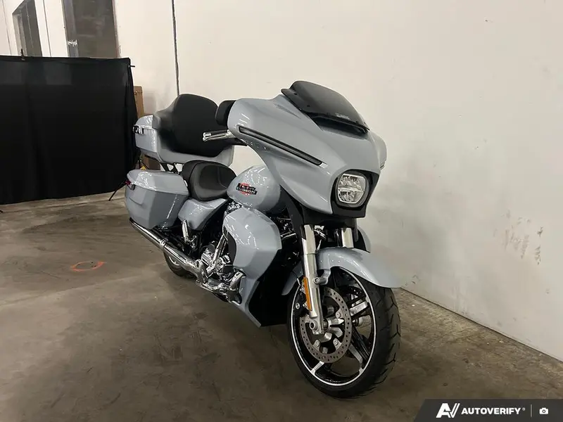 2025 Harley-Davidson FLHX - Street Glide® thumbnail 2