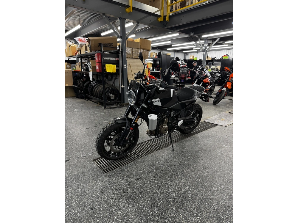 Husqvarna Svartpilen 801 2025 alt