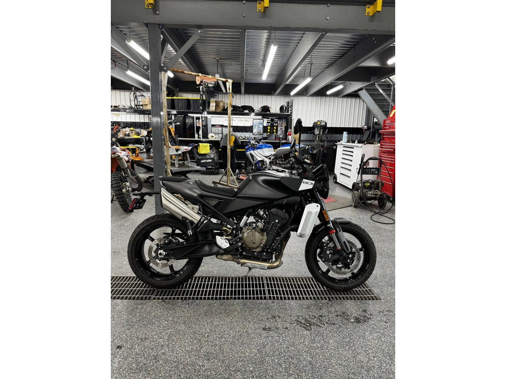 Husqvarna Svartpilen 801 2025 alt