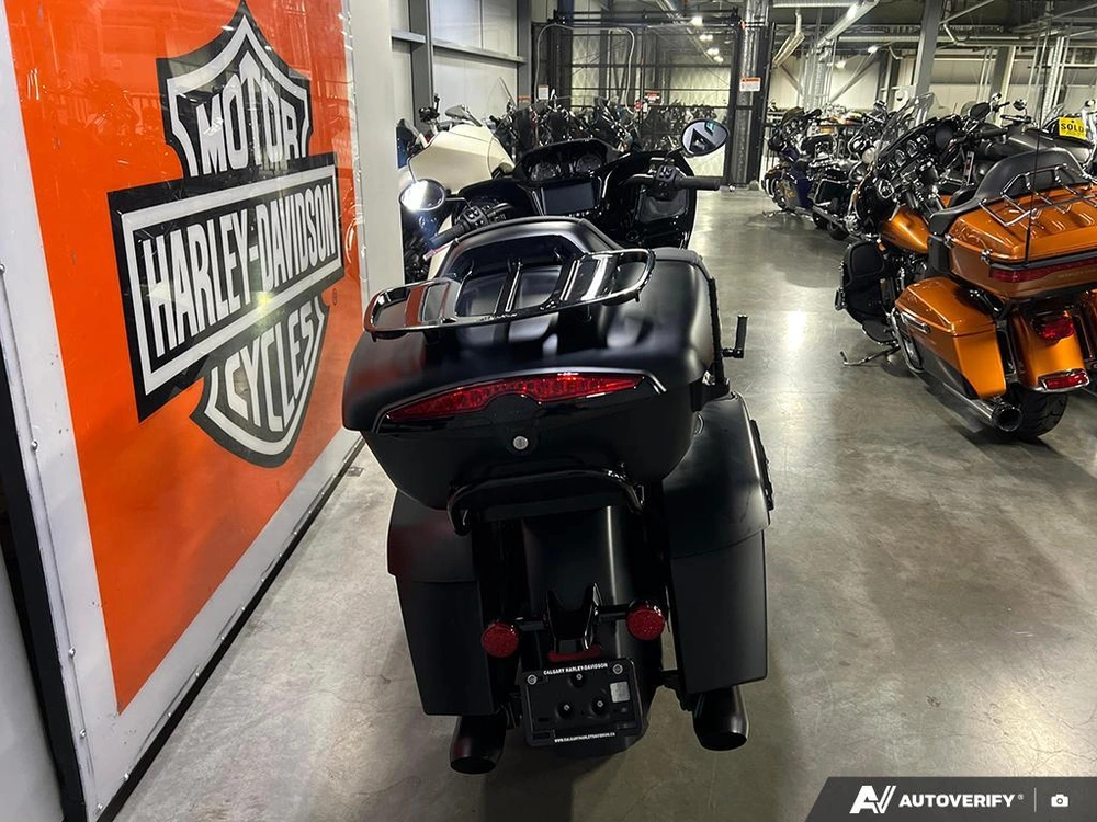 2024 Indian Motorcycle Pursuit® Dark Horse® Black Smoke alt