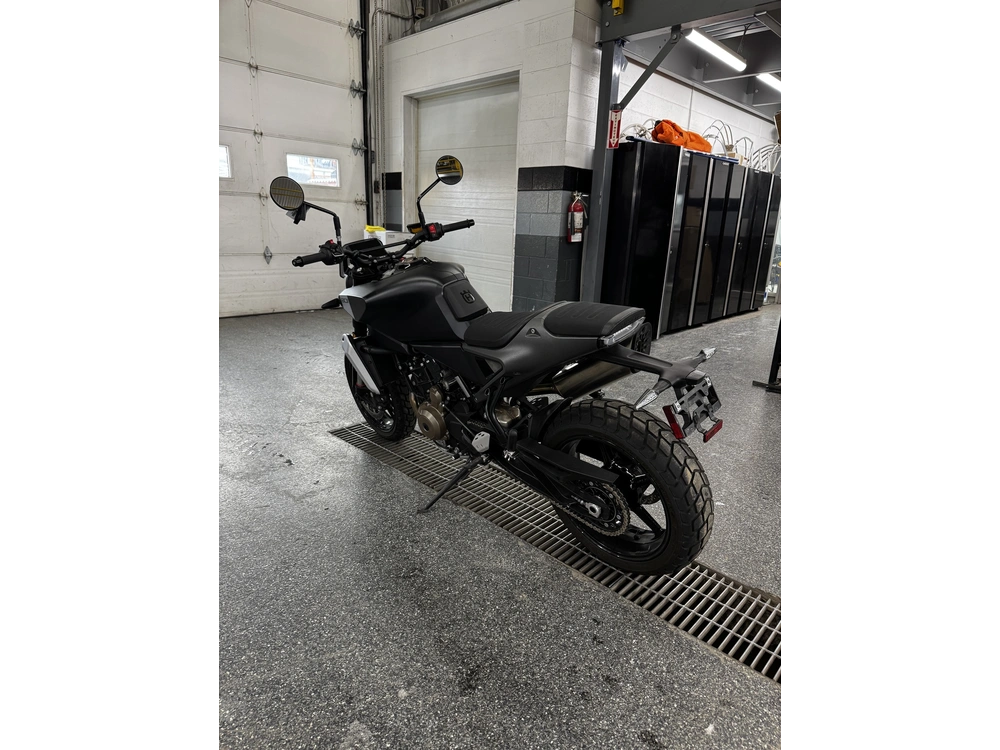 Husqvarna Svartpilen 801 2025 alt