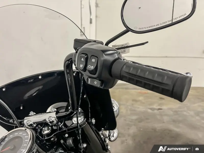 2025 Harley-Davidson FLHC - Heritage Classic thumbnail 16