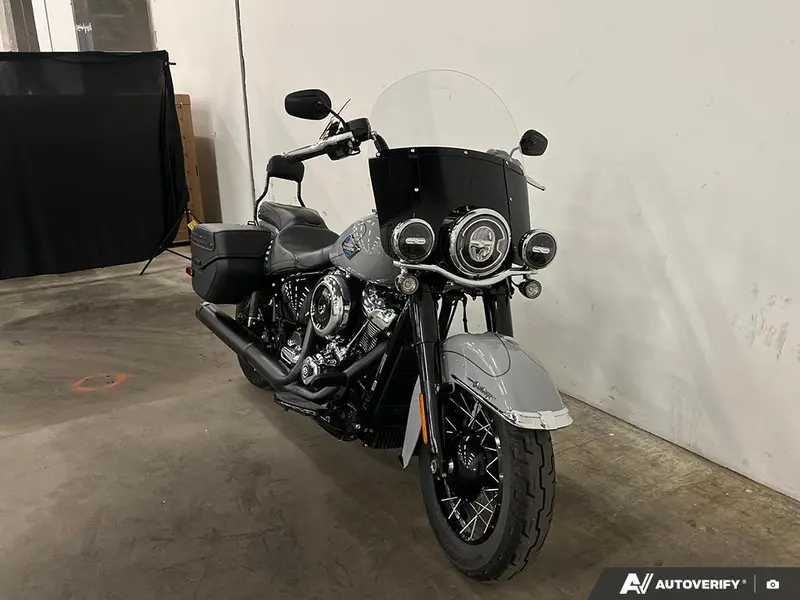 2025 Harley-Davidson FLHC - Heritage Classic thumbnail 2