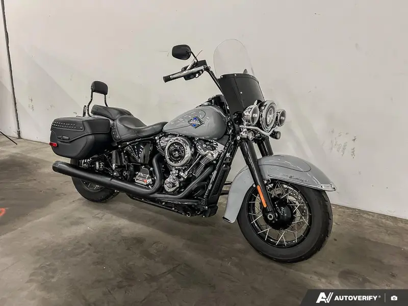 2025 Harley-Davidson FLHC - Heritage Classic thumbnail 25