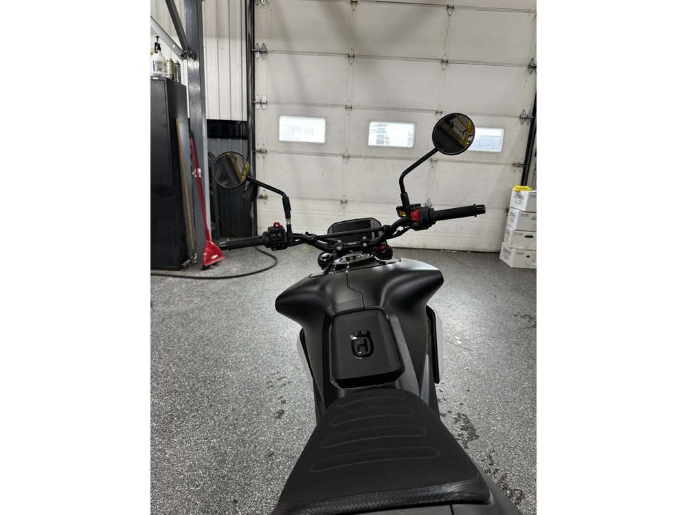 Husqvarna Svartpilen 801 2025 alt