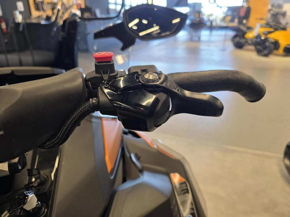 Ski-doo Grand Touring Le Platinum 2025 alt